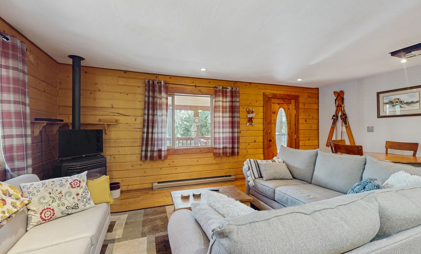 Cabin with grill, outdoor dining, & fireplace - drive minutes to hiking