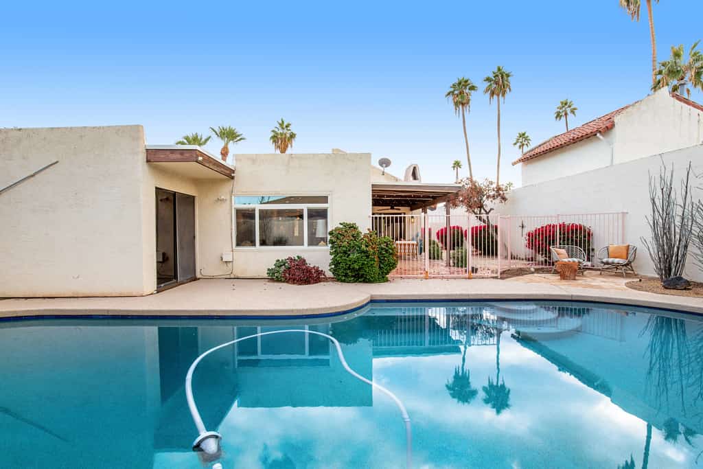 Gorgeous desert home with pool, enclosed yard, full kitchen, on-site golf, & AC