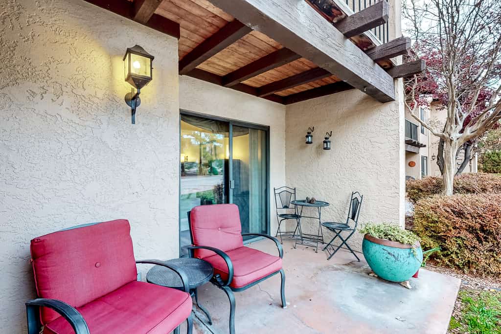 Stylish ground floor condo - patio, pool, fireplace, full kitchen & washer/dryer