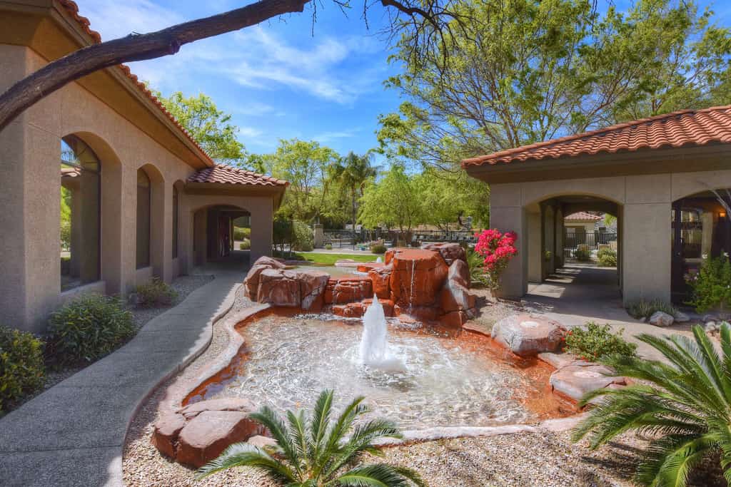 Charming condo with mountain views, pool, AC, & washer/dryer