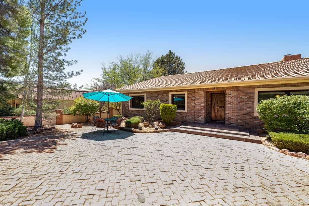 Red Rock-view oasis with beautiful veranda, central AC, W/D