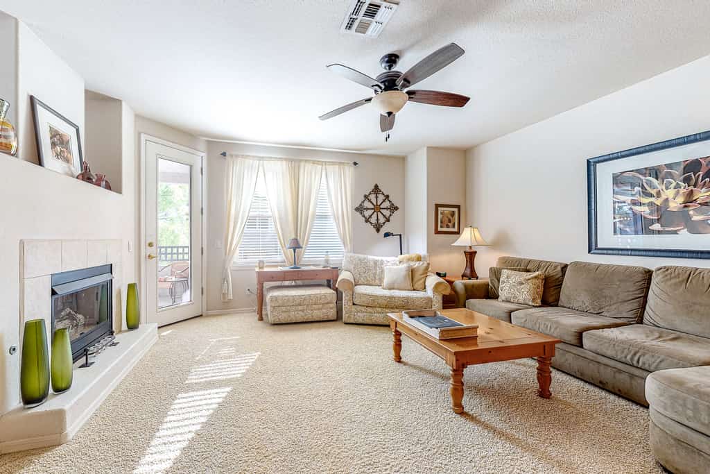 Comfortable Condo w/ Fast WiFi & Central A/C plus a Shared Pool & Hot Tub