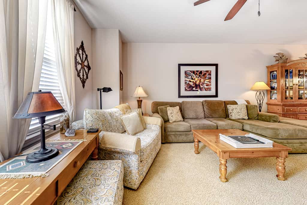 Comfortable Condo w/ Fast WiFi & Central A/C plus a Shared Pool & Hot Tub