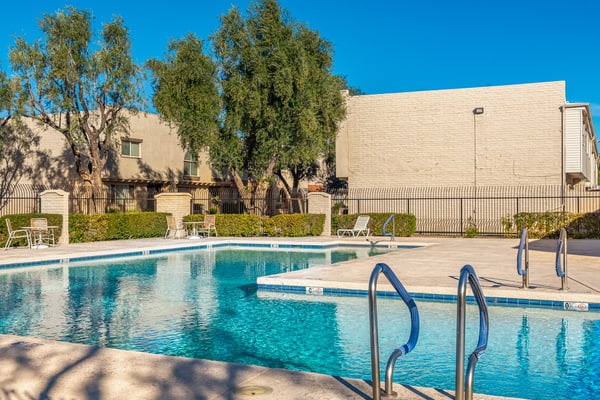 Spacious home with enclosed yard, pool & grill - walk to downtown
