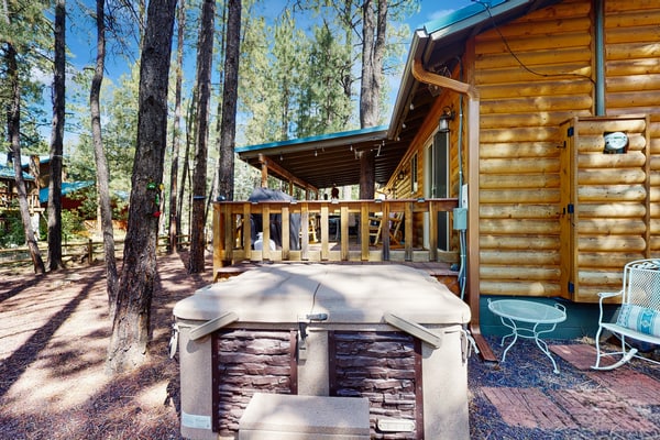 5BR mountain cabin with hot tub, deck, WiFi & firepit in Pinetop.