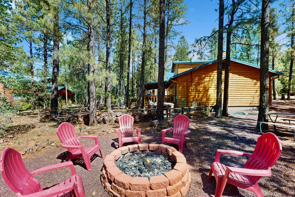 5BR mountain cabin with hot tub, deck, WiFi & firepit in Pinetop.