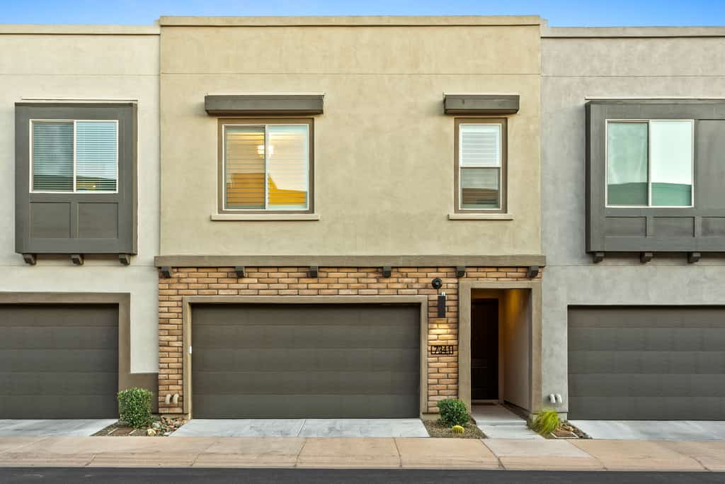 Modern townhome with private patio, grill, rooftop deck, on-site pool & gym