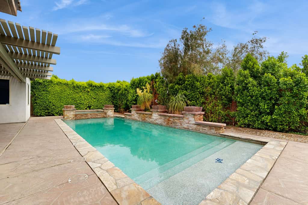 Desert Bliss: Your Poolside Paradise with Mountain Views, AC, and Wifi.