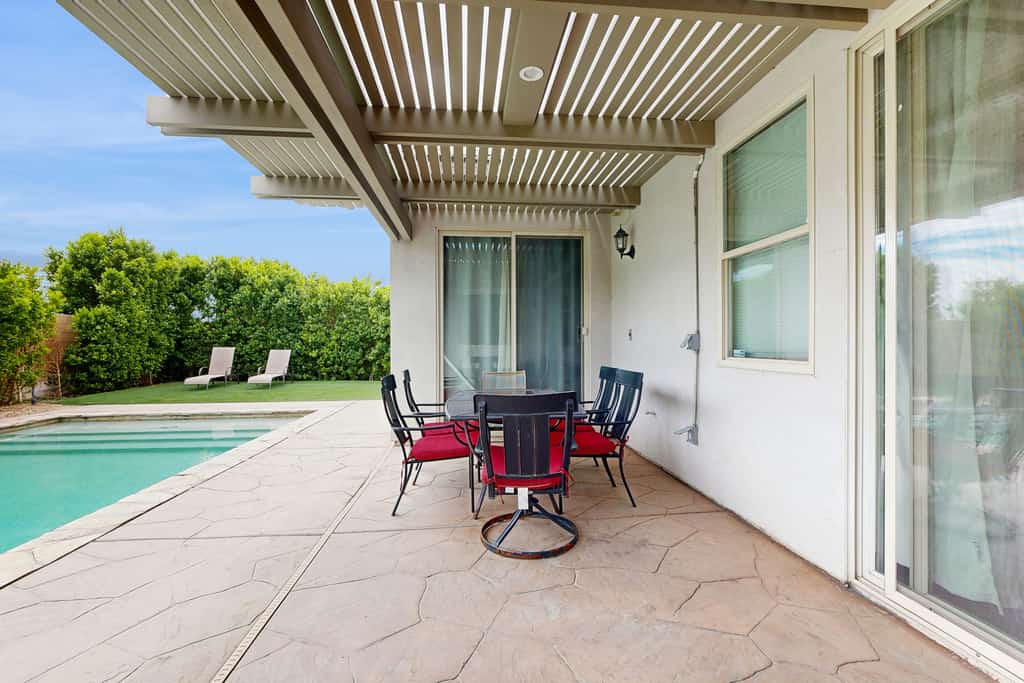 Desert Bliss: Your Poolside Paradise with Mountain Views, AC, and Wifi.