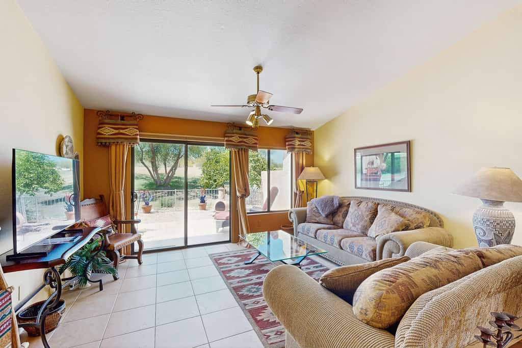 Classic and comfortable condo with pool, hot tub, & tennis