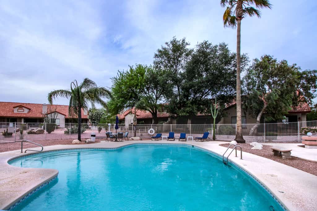 Classic and comfortable condo with pool, hot tub, & tennis