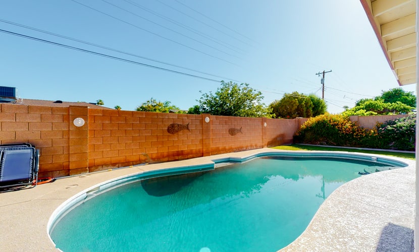 Dog-friendly house with retro feel, pool, fireplace & patio - snowbirds welcome