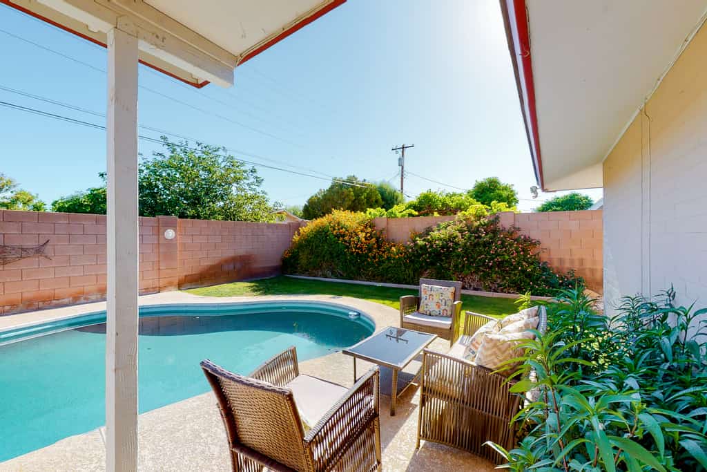 Dog-friendly house with retro feel, pool, fireplace & patio - snowbirds welcome