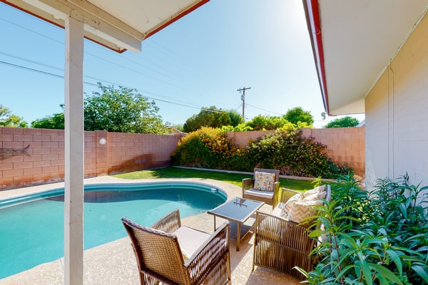 Dog-friendly house with retro feel, pool, fireplace & patio - snowbirds welcome