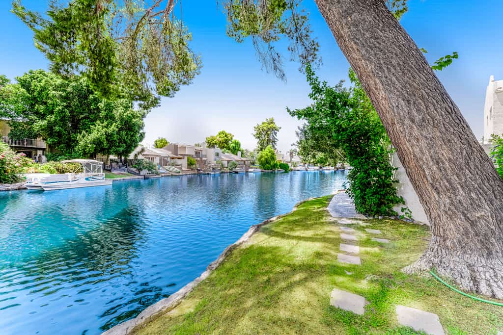 Wonderful waterfront condo with pool, private balcony & fast WiFi - dog-friendly