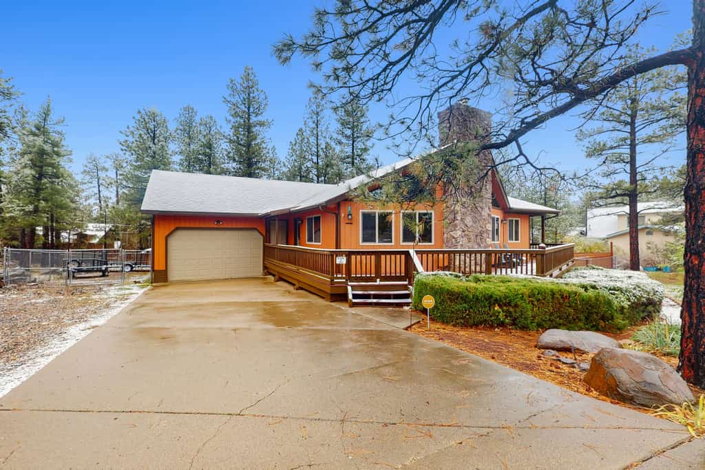 Cozy Home w/ private hot tub, deck, office space, & board games - dog-friendly