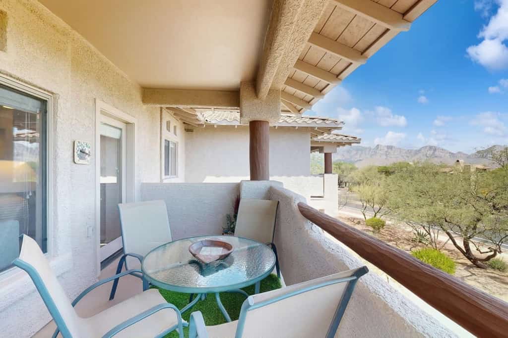 Renovated condo with updated floors, pool, hot tub & mountain views