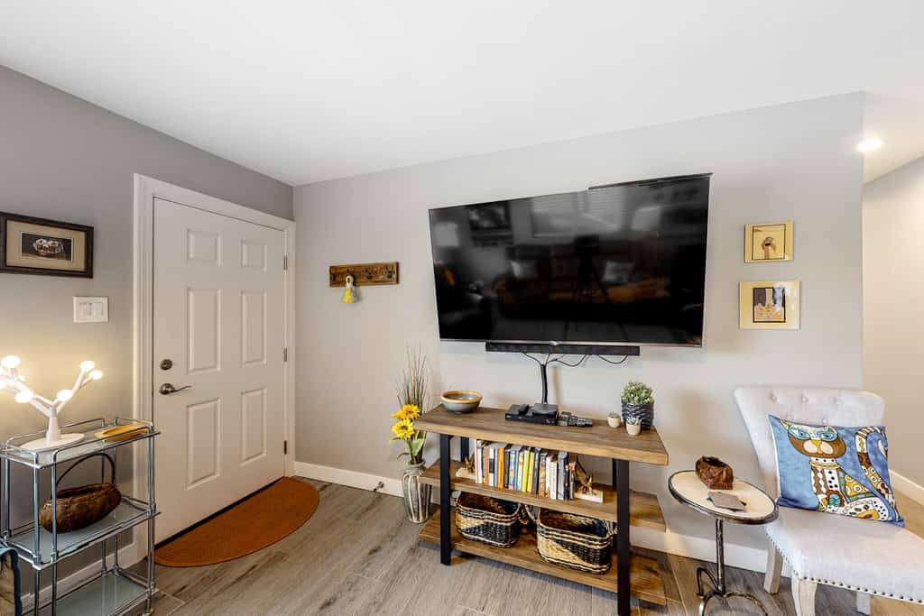 Snowbird-friendly home with central AC, washer/dryer & free WiFi - near golf