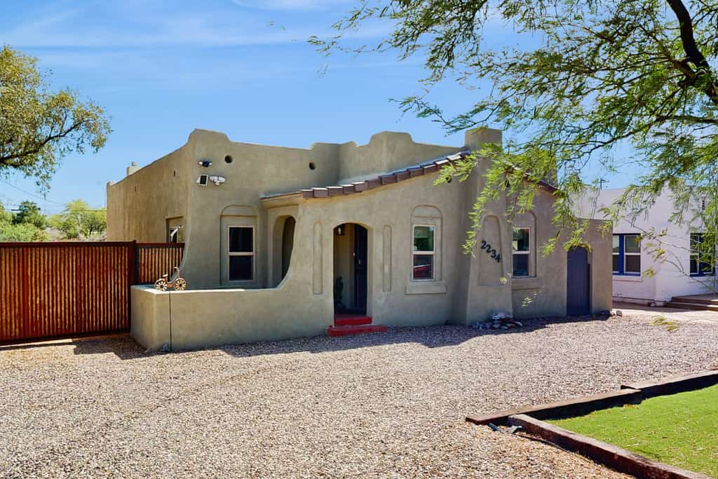 Charming bungalow near U of A with central AC, WiFi, washer/dryer & kitchen
