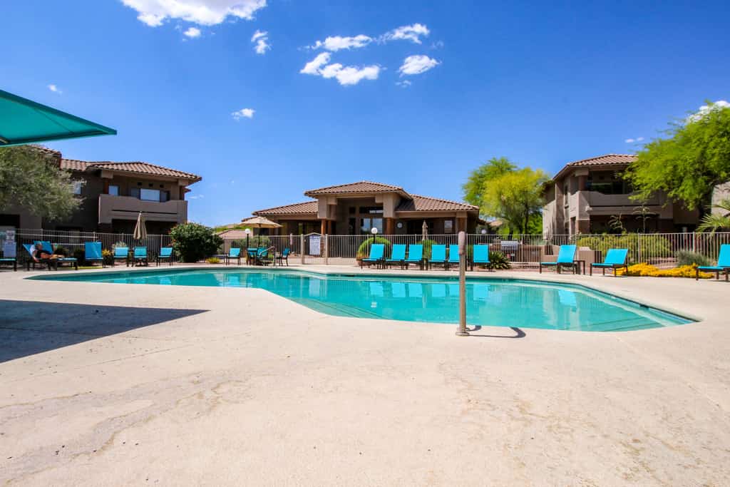 Comfy, dog-friendly condo with mountain views, pool, hot tub & gym
