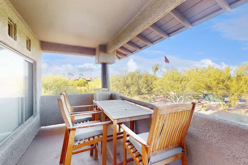 Comfy, dog-friendly condo with mountain views, pool, hot tub & gym