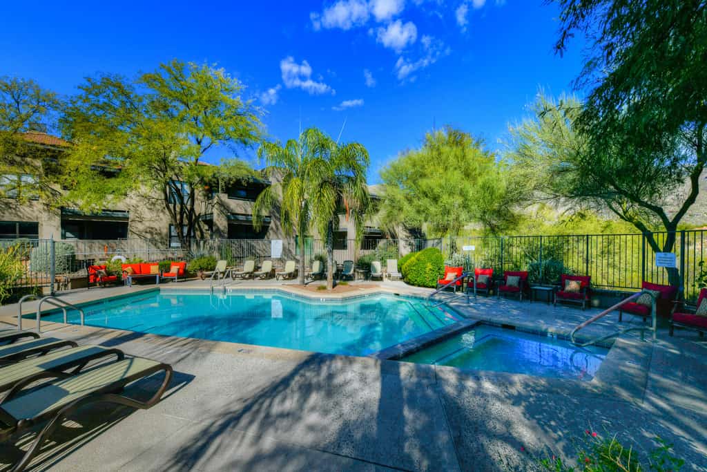 Beautifully remodeled dog-friendly Casita with shared heated pool & hot tub