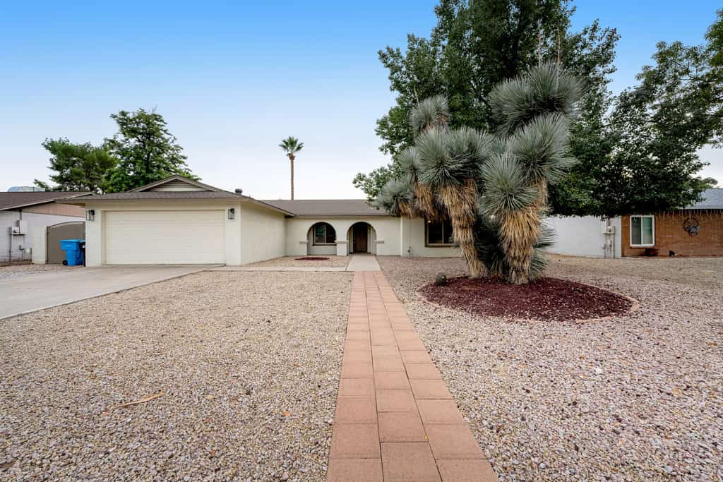 Dog-friendly home with enclosed yard, pool, putting green, grill, foosball, & AC