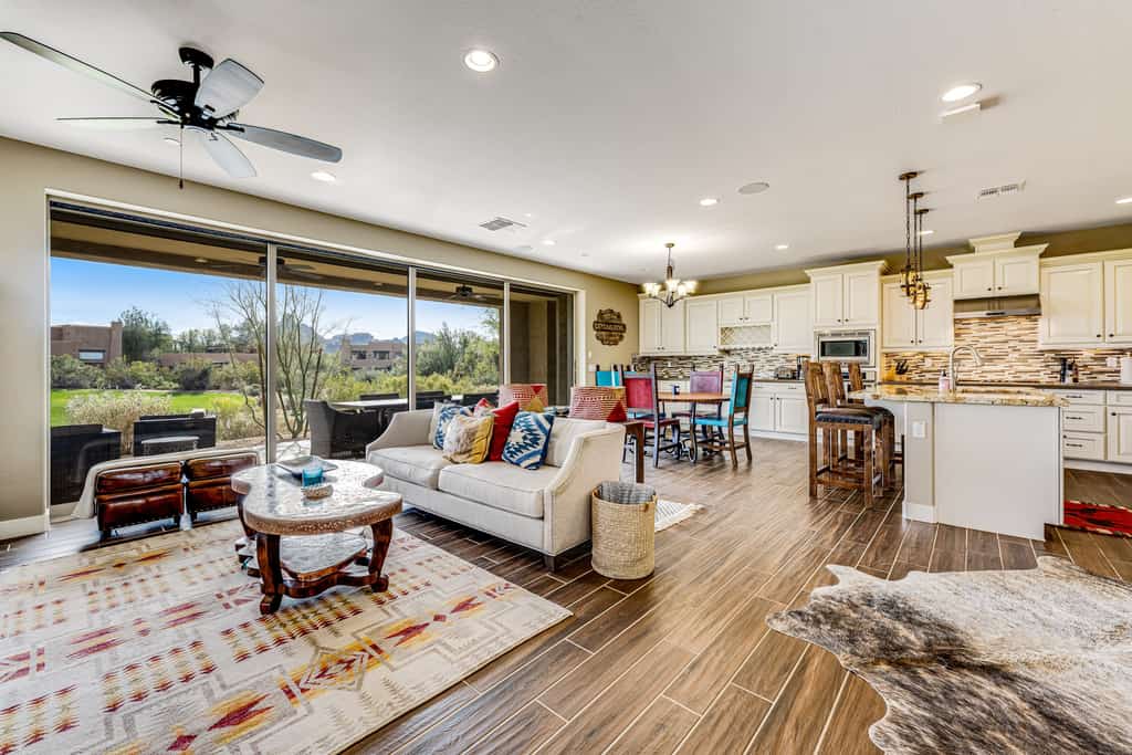 Golf-Course View Condo with Central AC & Washer/Dryer - Shared Pool & Hot Tub
