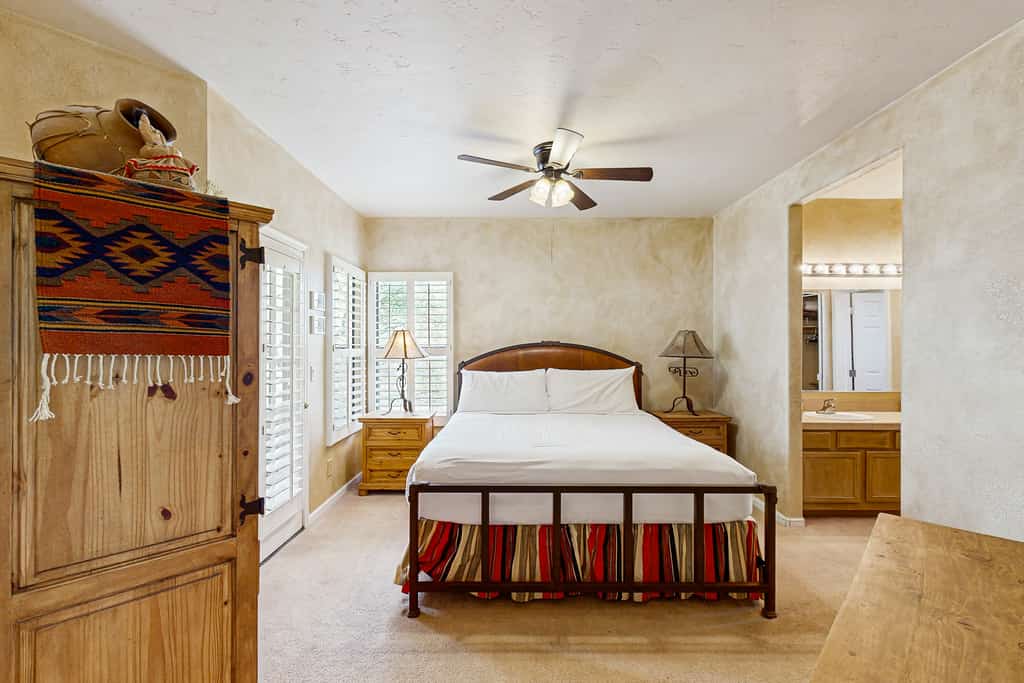 Dog-friendly house close to recreation center with shared pool & hot tub, AC