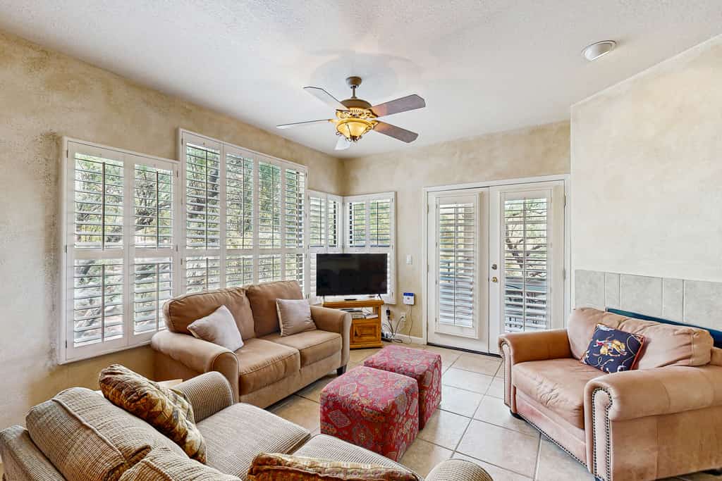 Dog-friendly house close to recreation center with shared pool & hot tub, AC