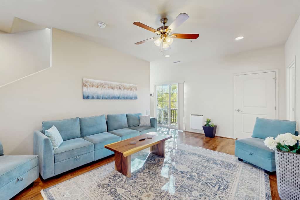 Modern Townhome with high-speed WiFi, W/D, deck, full kitchen, & great location