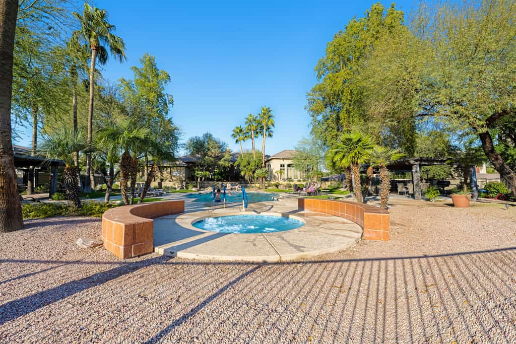 Pristine condo with a putting green, two pools, hot tub, & fitness room