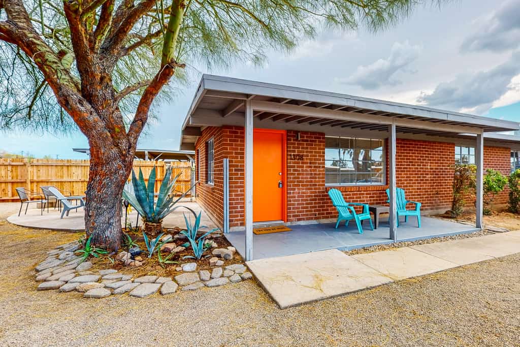 Modern Dog-Friendly SW Retreat w/ Covered Parking & Pastries Delivered To You!!!