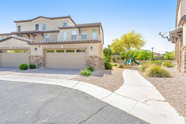 Spacious townhouse with fast WiFi, central AC, washer/dryer, pool, & hot tub