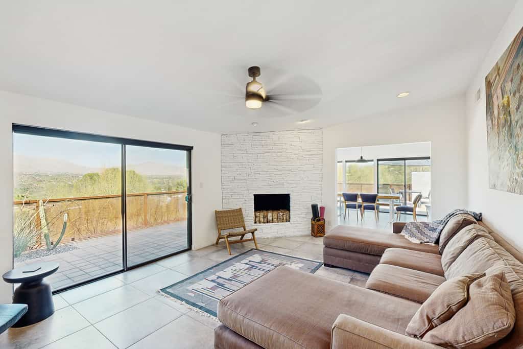 Gorgeous private home w/ private pool & hot tub, large yard & amazing views