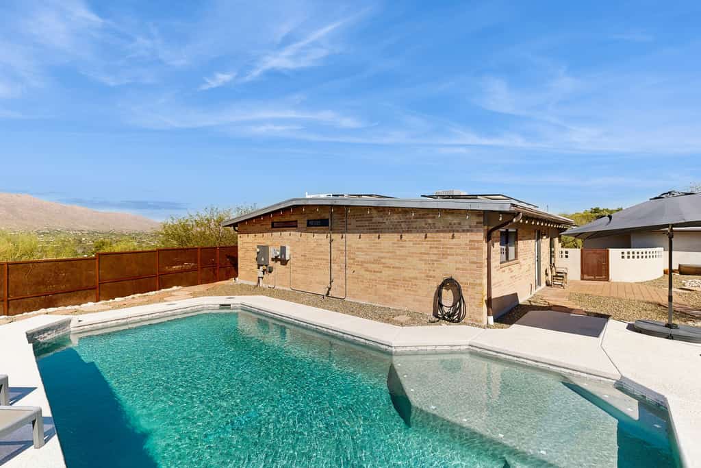 Gorgeous private home w/ private pool & hot tub, large yard & amazing views