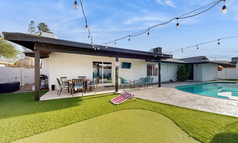Fun-filled desert oasis with fast WiFi, central AC, private pool & enclosed yard
