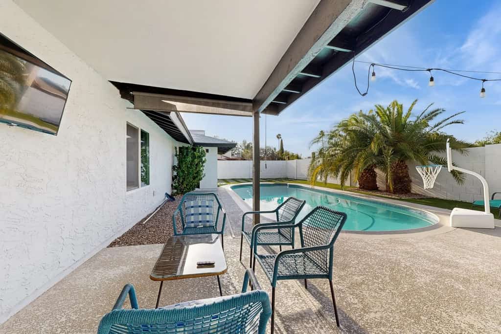 Fun-filled desert oasis with fast WiFi, central AC, private pool & enclosed yard