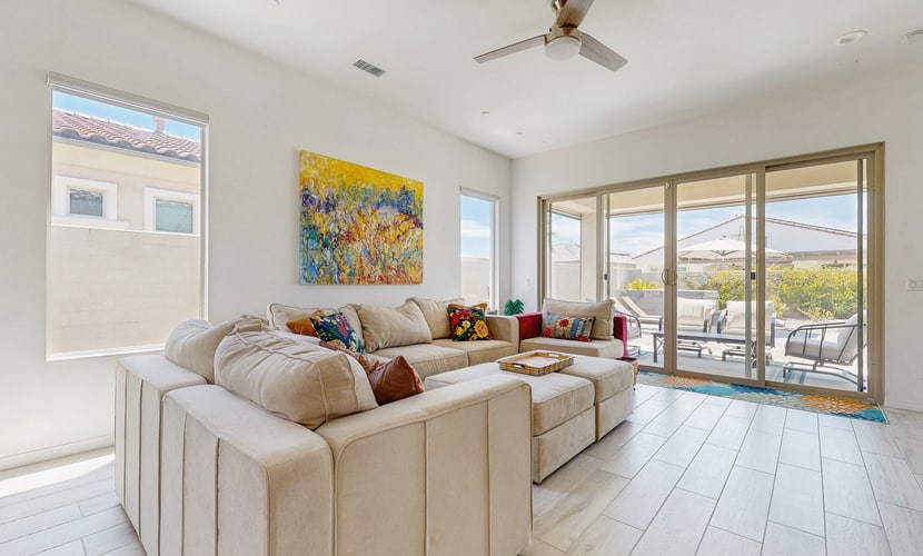 Bright desert oasis w/hot tub & grill - shared pool & tennis in 55+ community