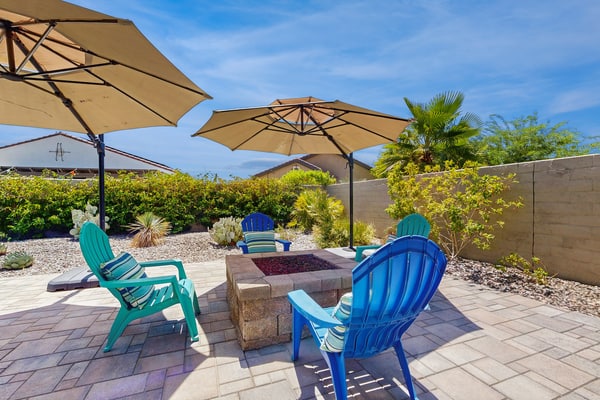 Bright desert oasis w/hot tub & grill - shared pool & tennis in 55+ community