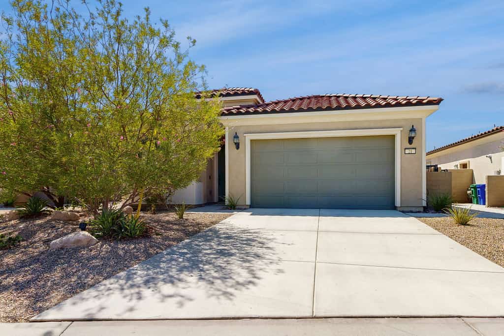 Bright desert oasis  w/hot tub & grill - shared pool & tennis in  55+ community