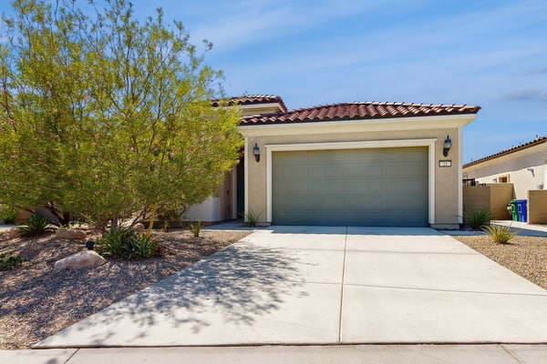 Bright desert oasis w/hot tub & grill - shared pool & tennis in 55+ community