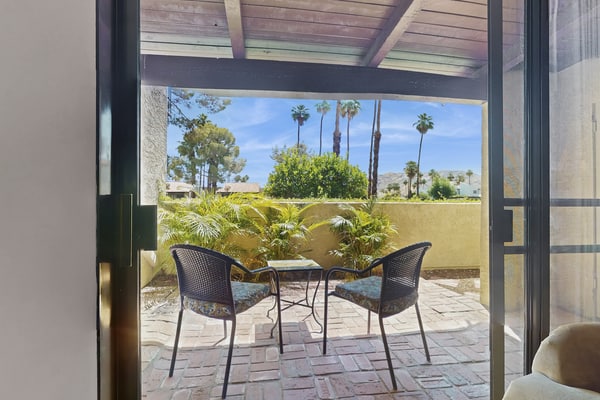 Charming Palm Springs Condo with Breathtaking Views & Resort-Style Comforts.