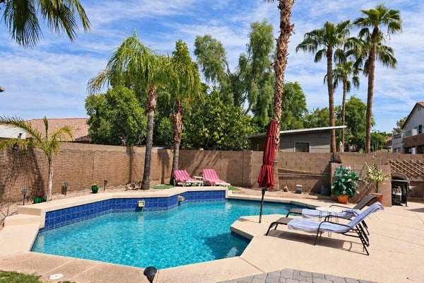 Beautiful home with private pool, W/D, central AC & great locale - dog-friendly