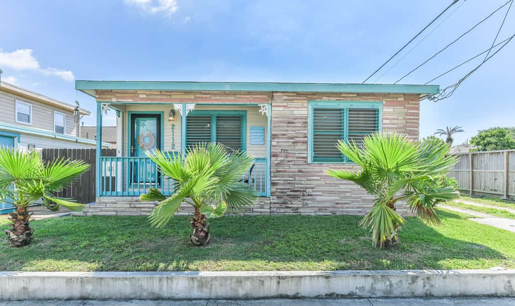 Cozy 2BR Bailey's Bungalow, Near Seawall - Pet Friendly