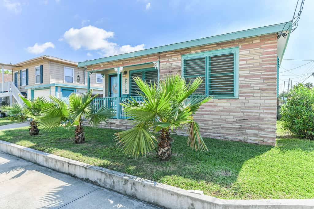 Cozy 2BR Bailey's Bungalow, Near Seawall - Pet Friendly