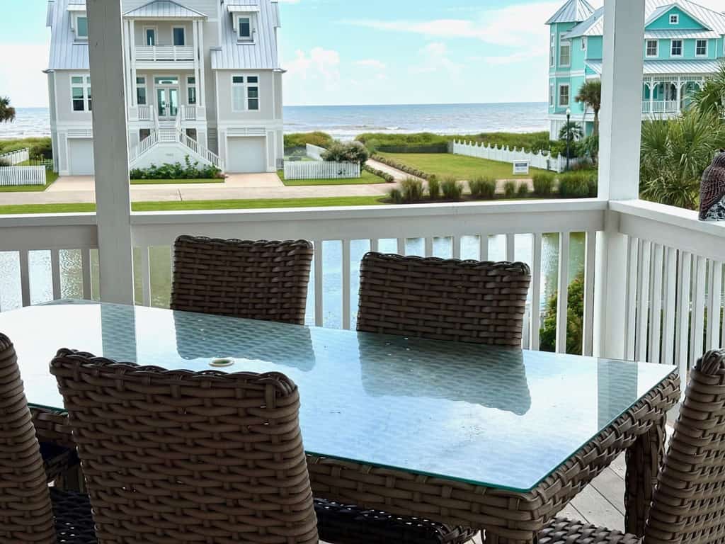 The Beachside Villa - Coastal Elegance, Quick Walk to the Beach!