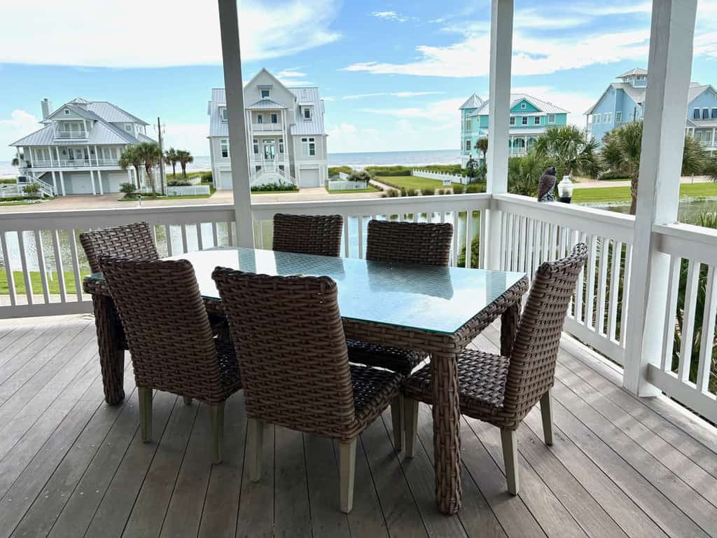 The Beachside Villa - Coastal Elegance, Quick Walk to the Beach!