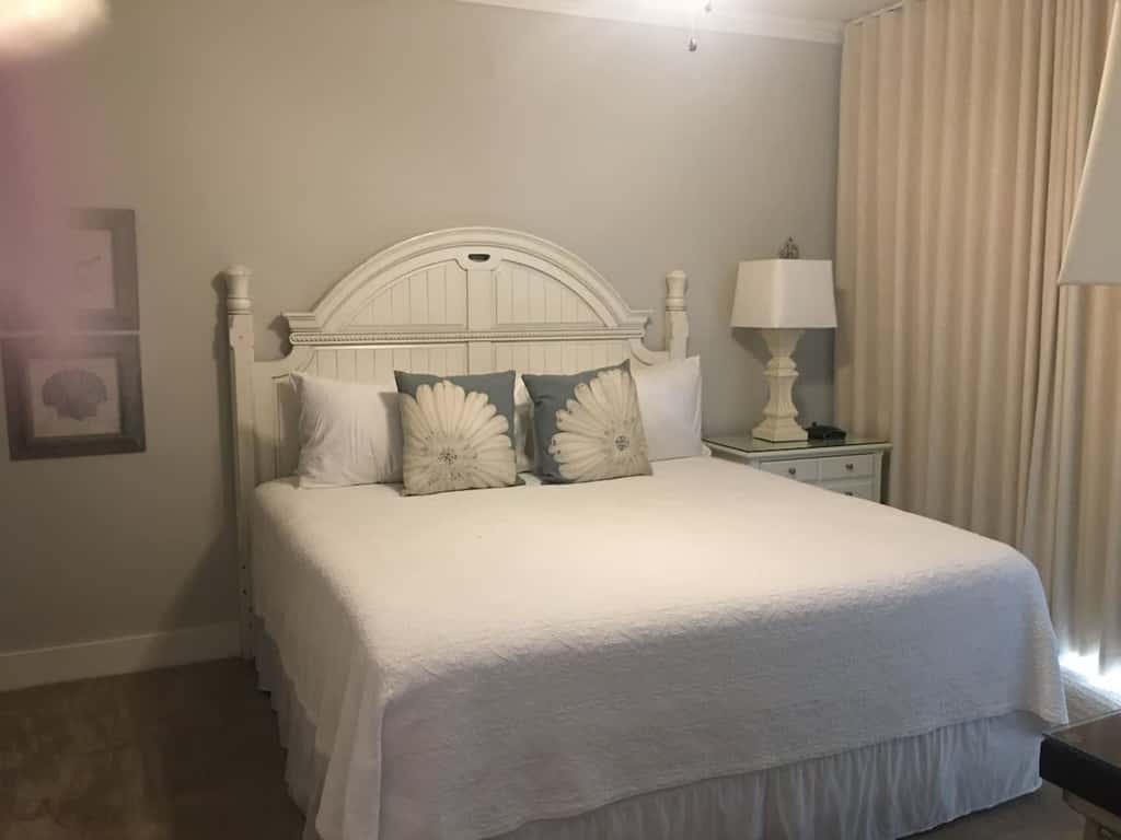 Gulf Front condo with Pools, Beach access and Gym