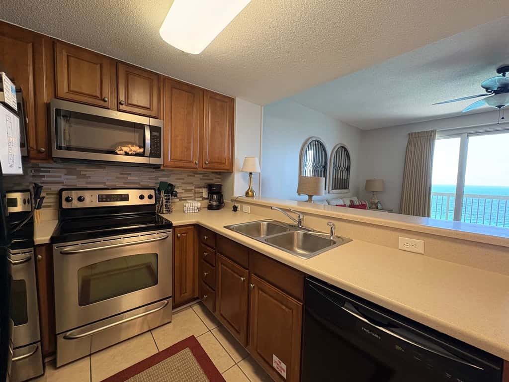 Coastal Beach Front with Pools, Beach access, Gym